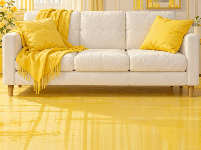 白色布艺沙发怎么搭?参考地板选黄色,打造乐观温暖居家风