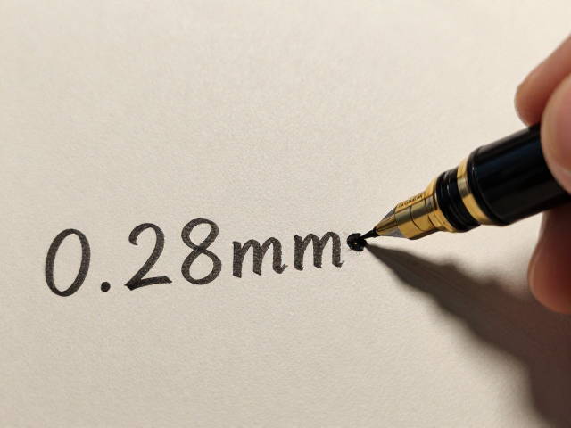 0.28mm与1.0mm笔尖在粗糙纸面表现，墨量稳定可控实测