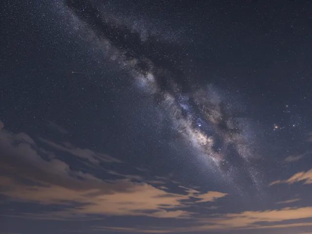 长曝光拍星空与光轨教程，云层延时下的夜景构图技巧