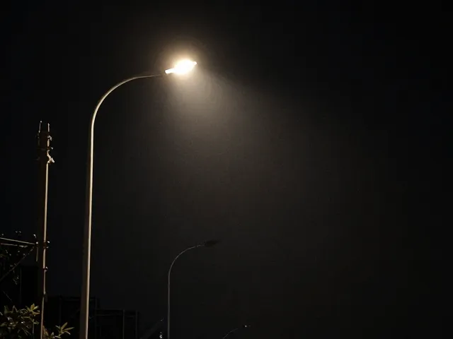 暗光拍摄技巧，利用路灯侧光提升夜间快门速度