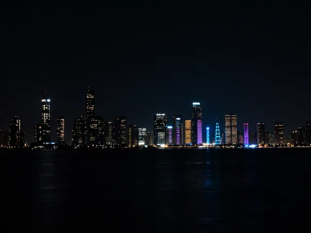 夜景拍摄暗部死黑？试试光源抓拍与霓虹色彩增强技巧