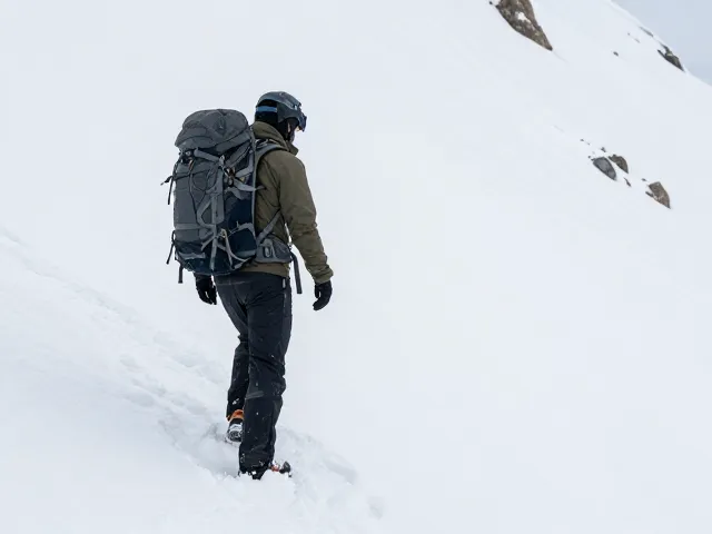 雪域爬山双肩包,头盔外挂网,贴背式稳定结构,登山更稳更安全