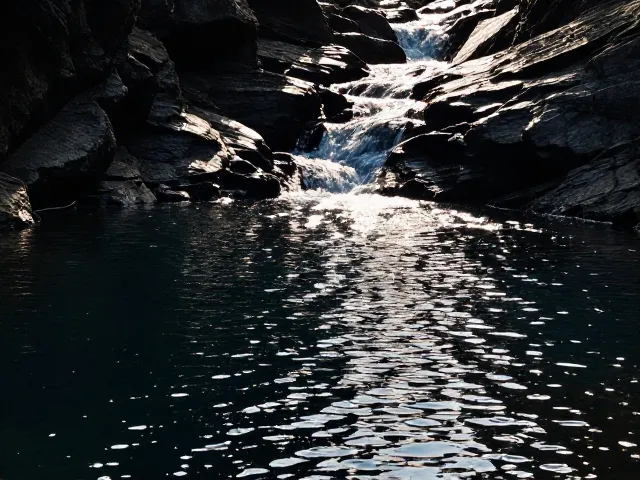 逆光剪影下的山涧深潭,流水画面布局打造极致意境