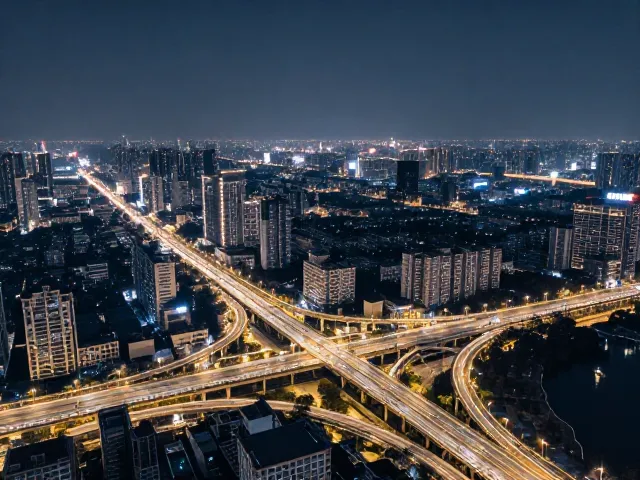 桥梁夜景与城市天际线，绝美都市立交车流航拍构图指南
