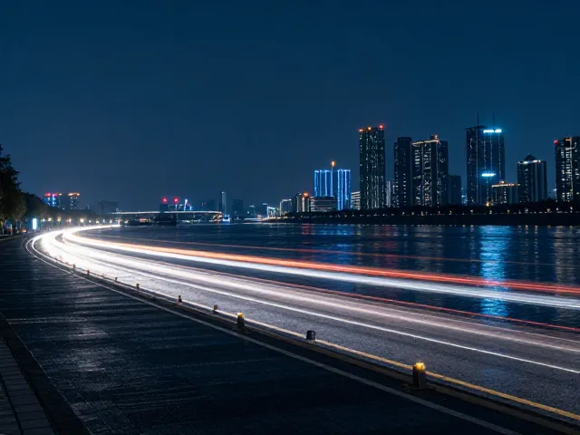 江边夜景光轨拍摄攻略，长曝光捕捉远处楼宇灯带绝美光影