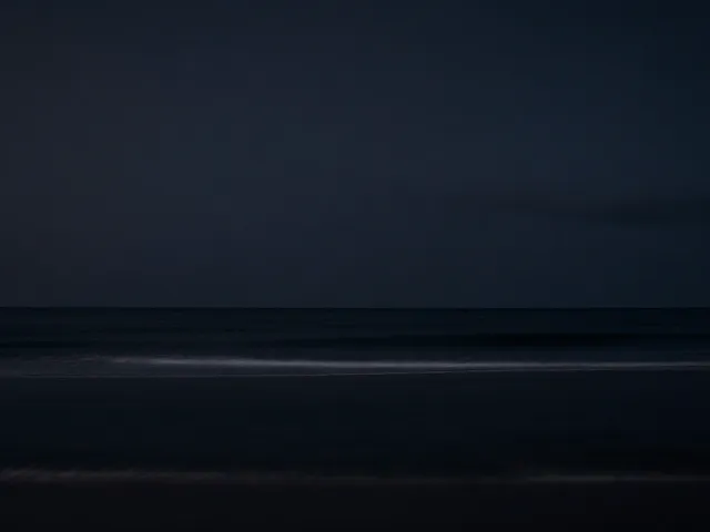 极简长曝光夜景，低照度氛围下的极致光影美学