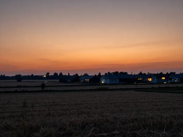日落后半小时的乡村夜景，温馨朴实，治愈你的每一天
