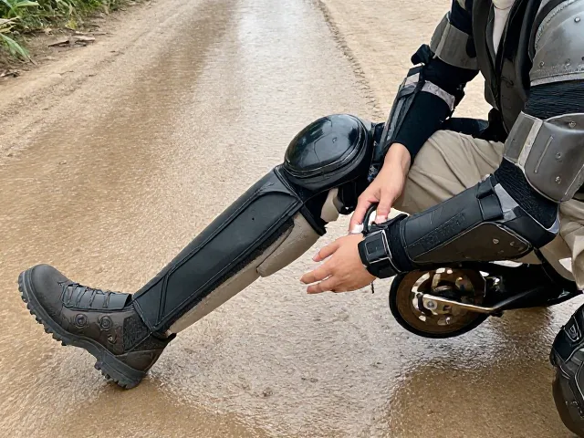 湿滑土路控车技巧，护具检查与刹车微调指南