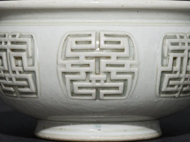 窑变釉自然流动，仿古白瓷构件福寿纹的古典韵味与工艺之美