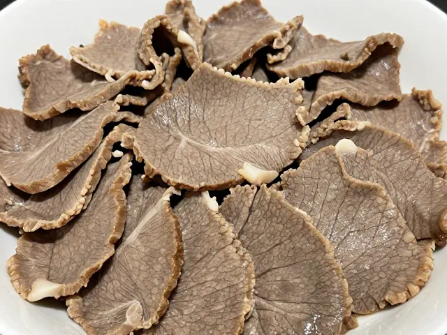 水煮牛肉的选材与预处理决定口感上限