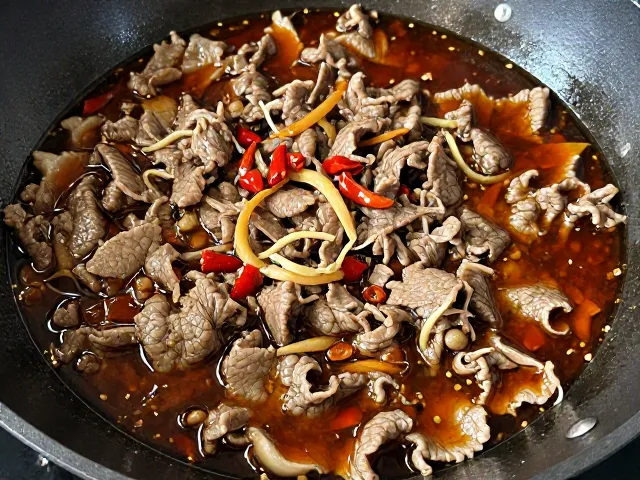 炒制底料与煮肉火候的协同作用