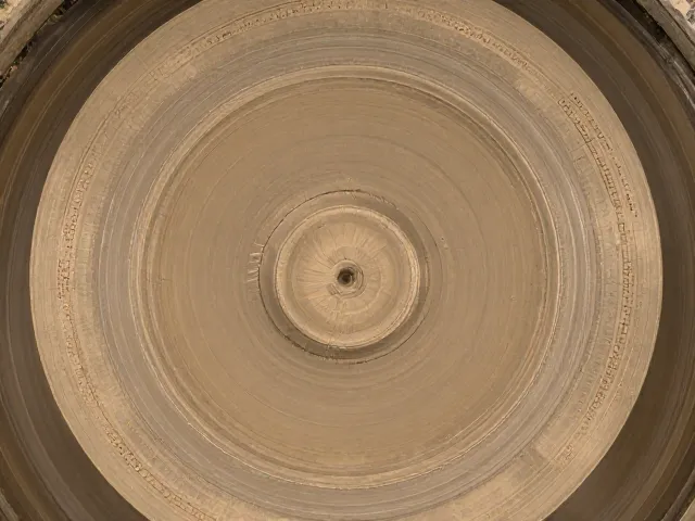 盘筑成型，以自然意境表达，回归朴拙真诚的本真之美