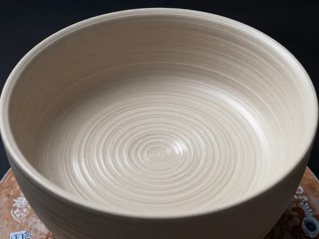 开片拉坯旋纹，自然意境里的瓷器美学