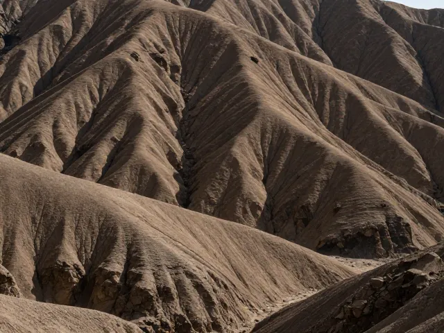 山野氛围的层次构建与视觉引导