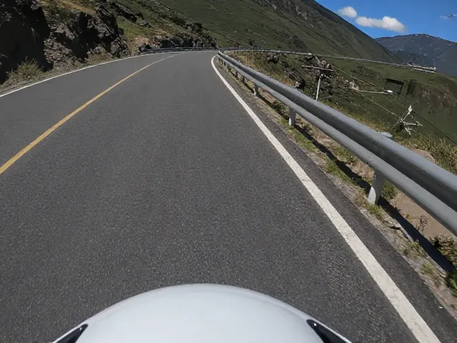 头盔第一视角记录山路压弯，顶级防抖下的高清路况实录