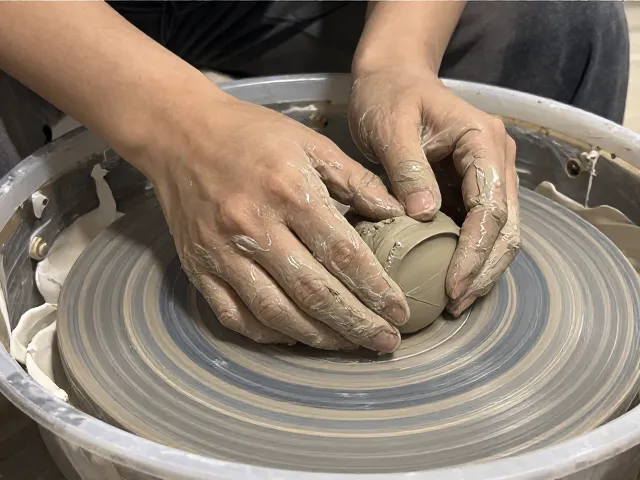 中温烧成粘土怎么加水练泥?解决颗粒感明显,新手必看技巧
