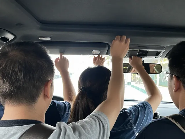 上下车互动的主动配合策略