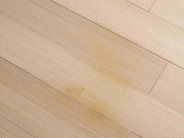 木地板首次开封怎么保养?日常除尘与顽固污渍预处理全攻略