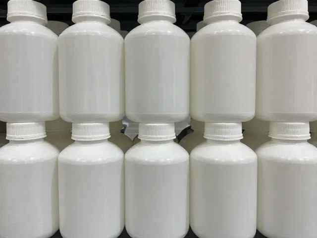 常温耐储药品专用高密度PE塑料瓶,标准化尺寸堆叠,提升仓储效率