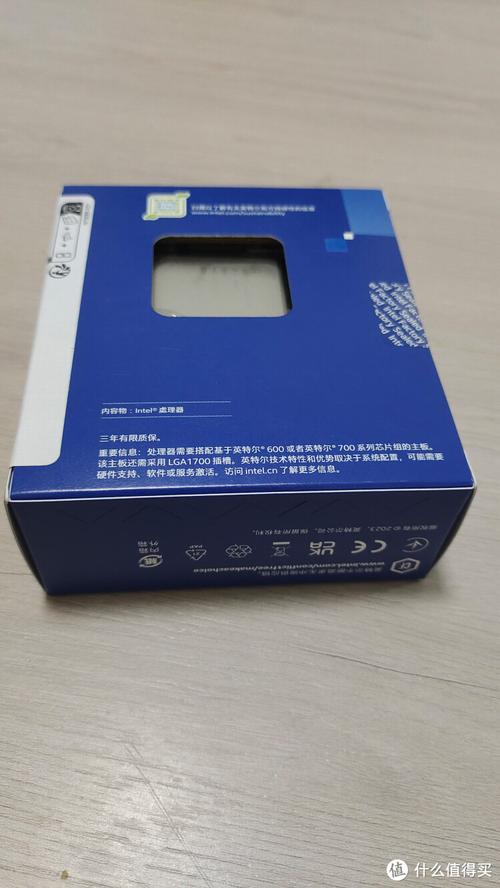 电脑装机场景,展示CPU、主板和内存的搭配