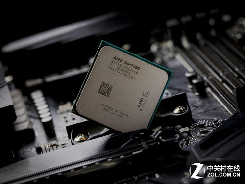 装机场景,展示主板和CPU安装