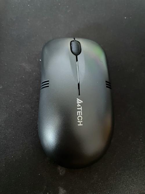 手在测试鼠标移动精度和响应速度