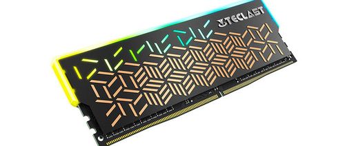 电脑装机配件展示，包括内存和其他组件