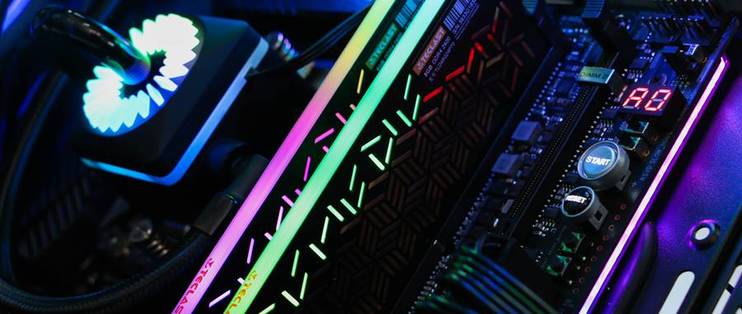 内存散热片特写，金属材质细节