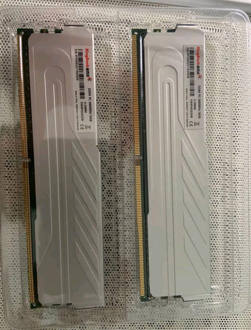 内存散热马甲特写，展示散热片结构和材质