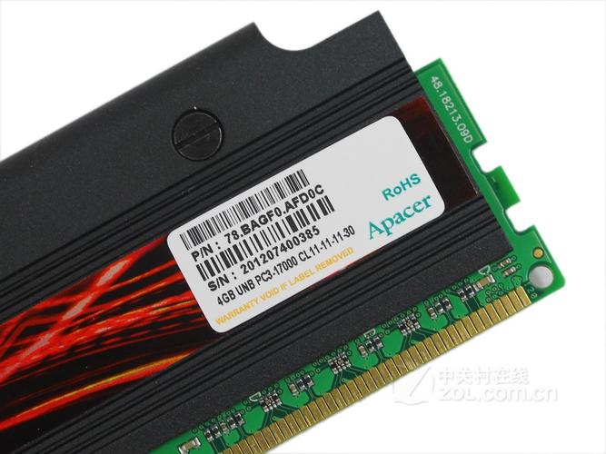 电脑硬件内部视图，展示内存插槽和组件