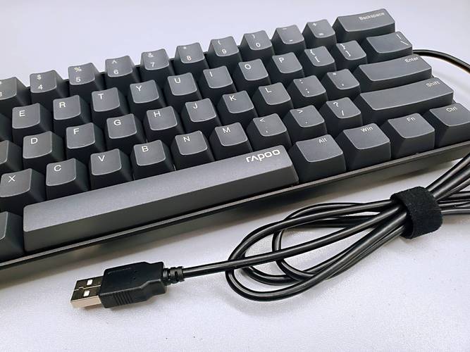 USB接口和线材特写，展示供电方式