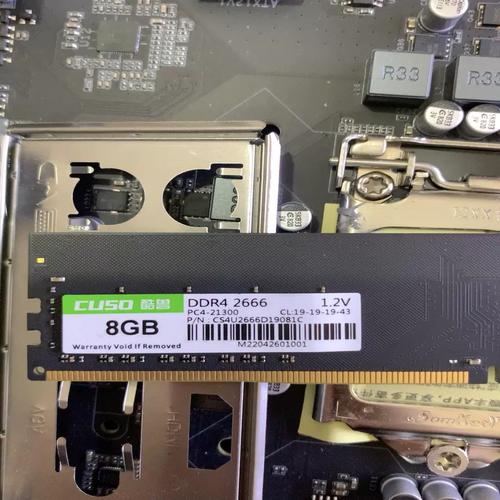 购物车中的电脑硬件,象征购买决策