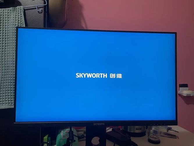 用户使用显示器办公场景