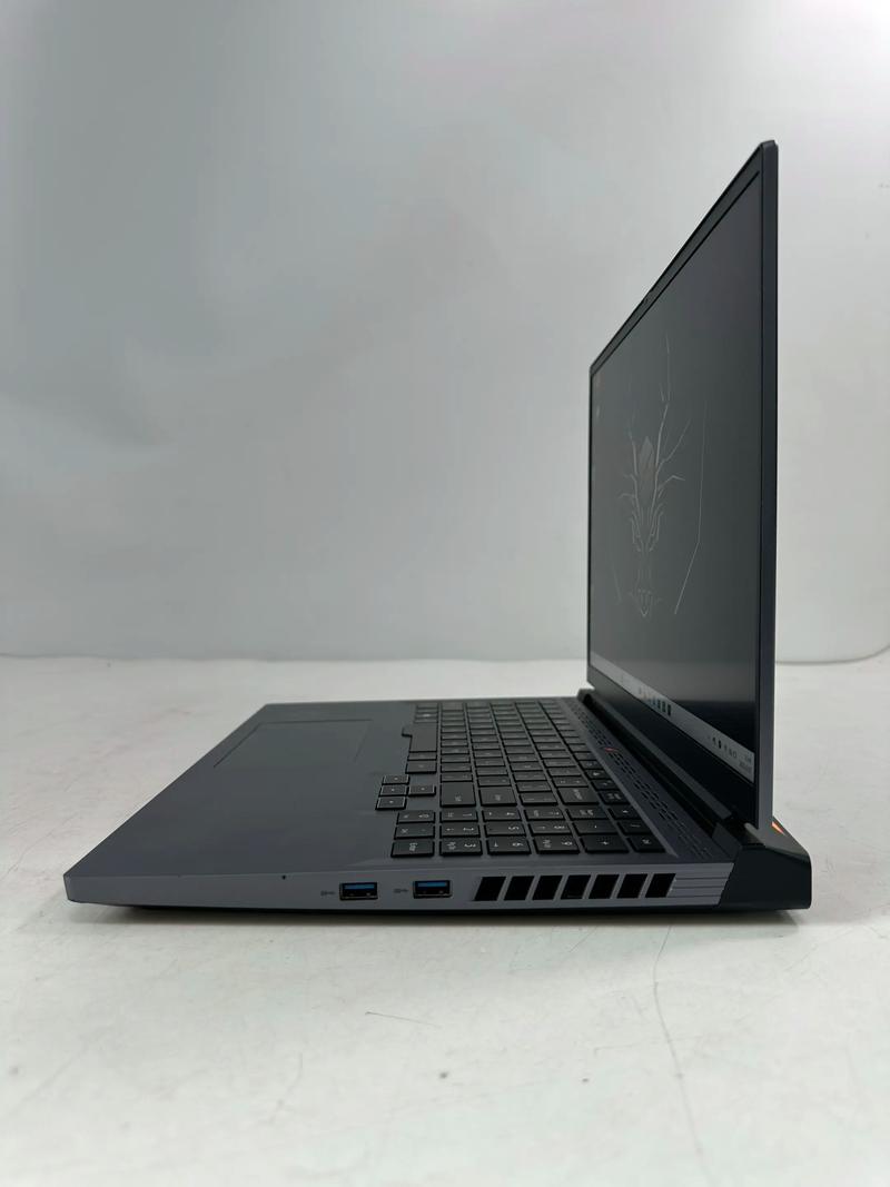 用户在选择电脑硬件组件，象征选购决策