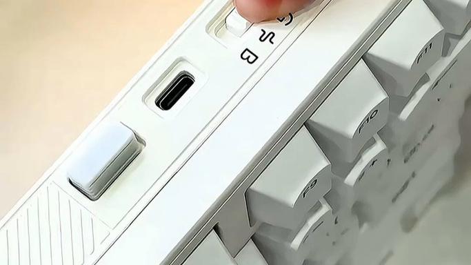 手在键盘上进行打字测试