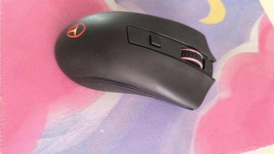 用户使用鼠标进行办公操作