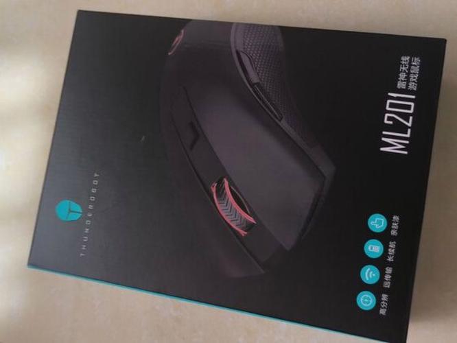 无线鼠标和电池展示