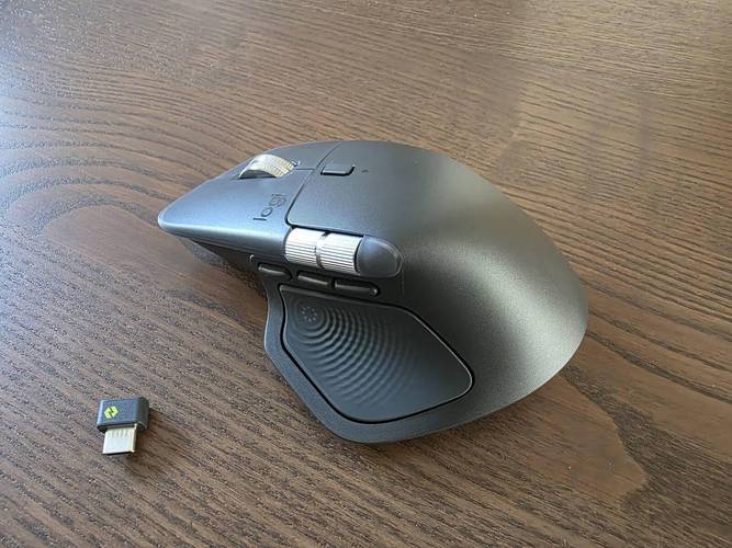 鼠标在办公桌上使用