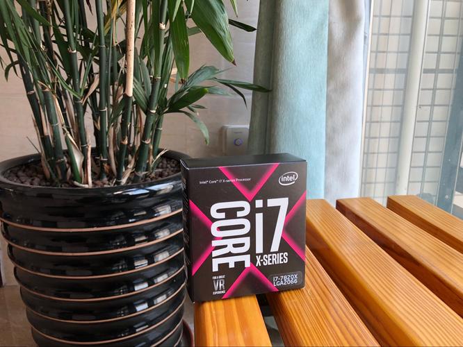 价格标签与电脑硬件并列，象征性价比分析