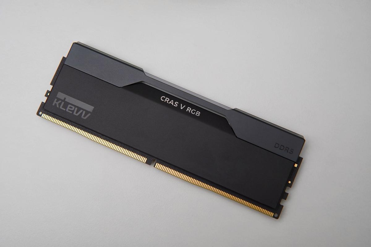 电子产品购物场景，展示在线购买和价格比较