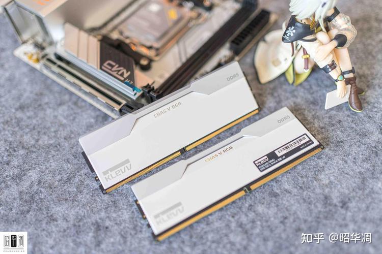 电脑主板上的内存插槽特写，展示DDR5接口