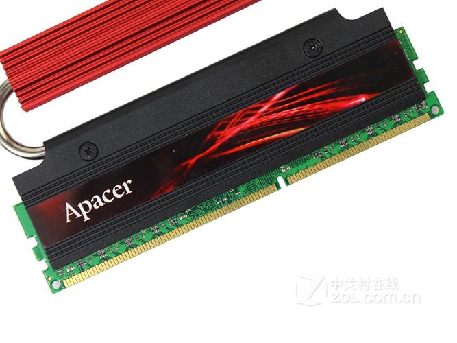 内存条安装在主板插槽上的场景