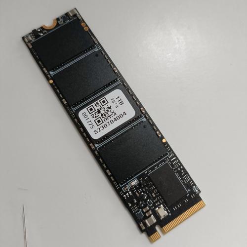 固态硬盘规格标签，展示容量和接口信息