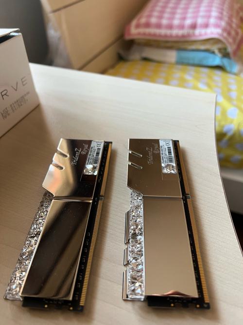 芝奇皇家戟吹雪联名款 vs 三星 DDR4 内存深度对比