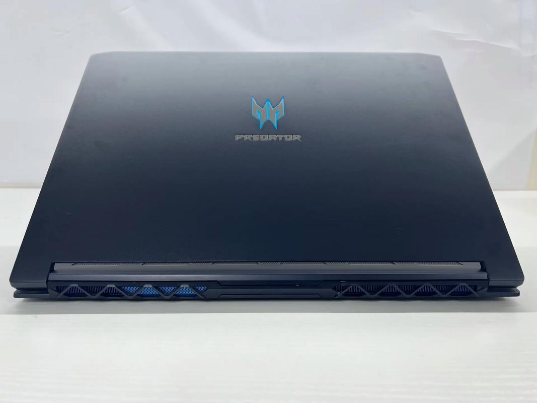 不同人群使用笔记本电脑的场景拼贴