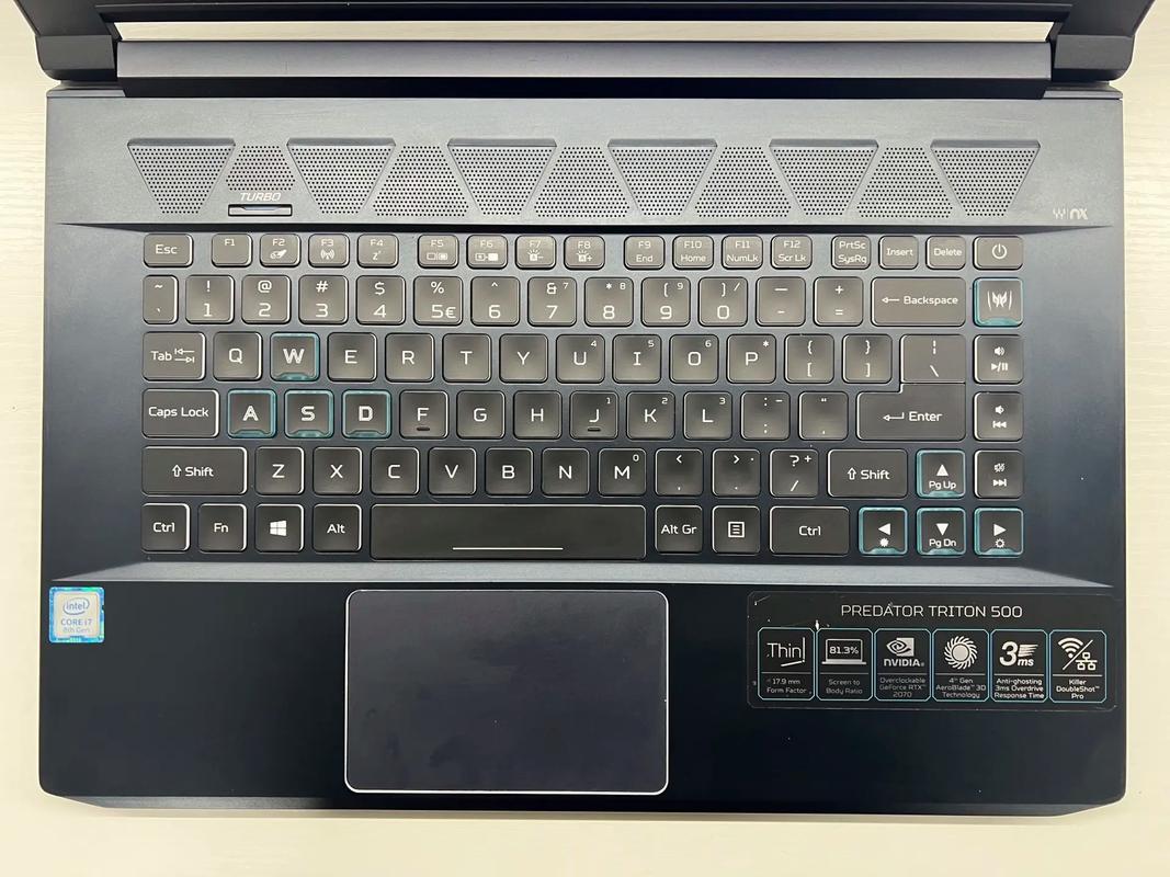 技术人员在工作室安装或升级电脑硬件