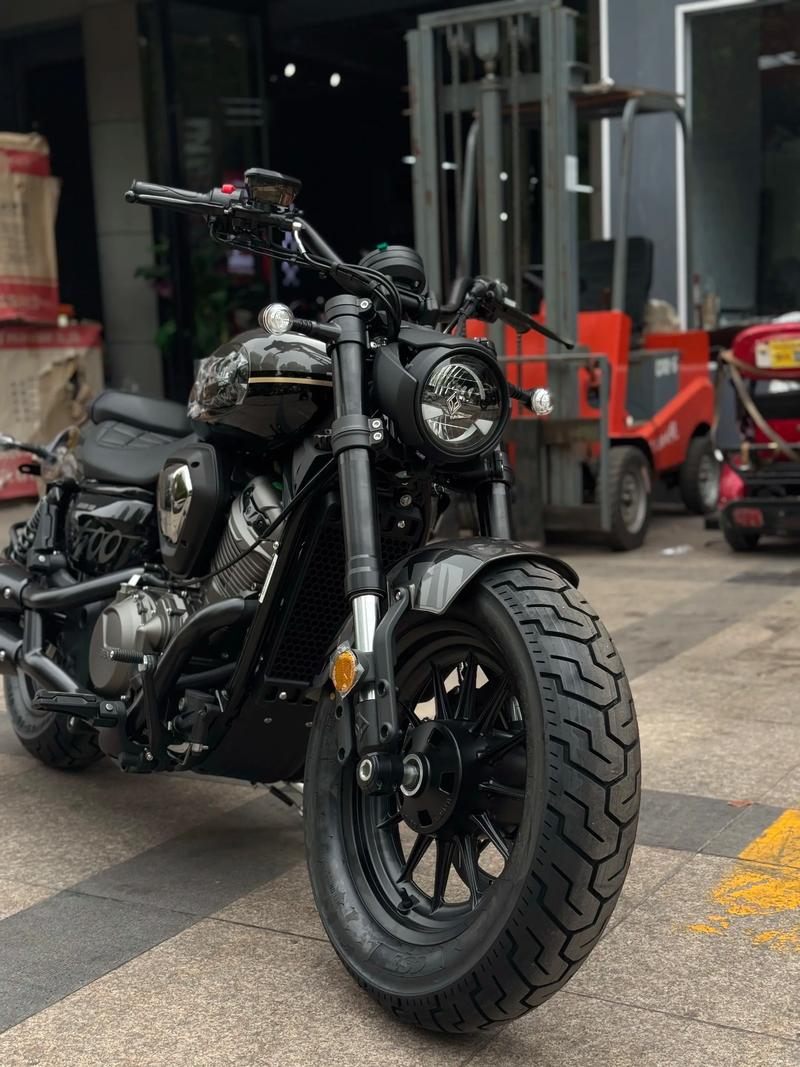 计算器和价格标签放在电子产品旁