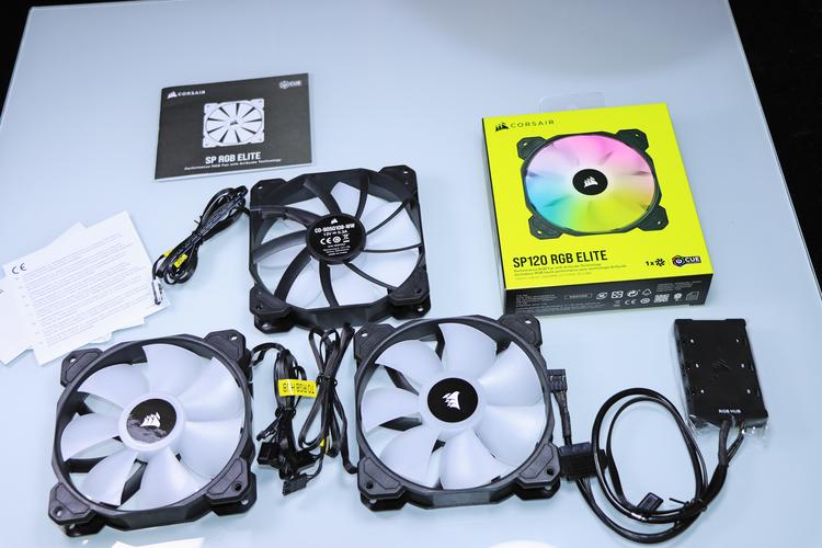 不同价值的硬币堆叠与电路板