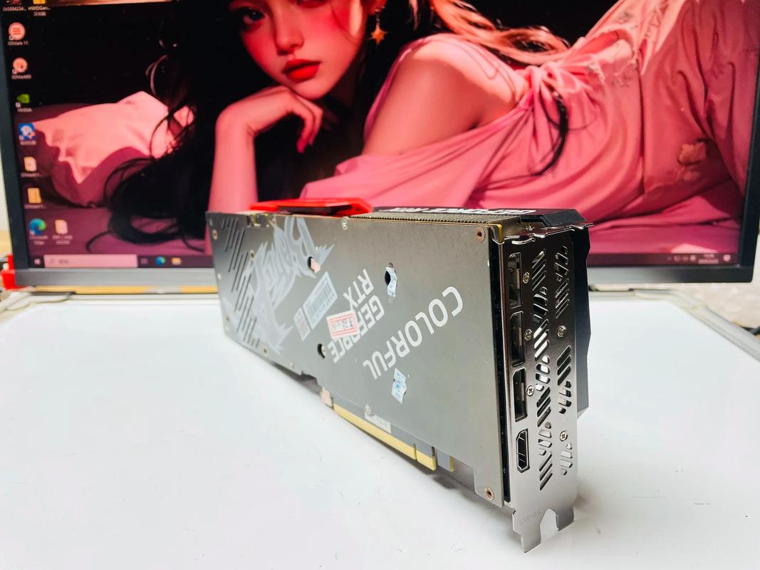 显卡散热风扇和背板细节