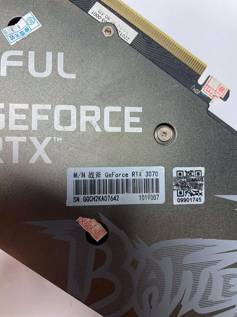 显卡核心和显存芯片特写